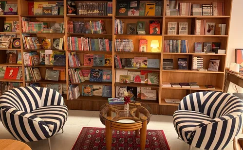
          Imagem ilustrativa da imagem Escritora capixaba Jeovanna Vieira lança novo romance em livraria de Iriri
          