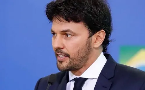 
          Imagem ilustrativa da imagem Ex-ministro de Bolsonaro intermediou contato entre Vorcaro e Moraes
          