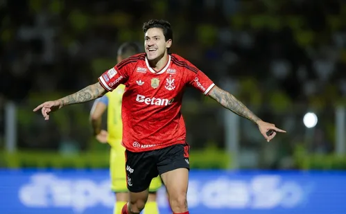 
          Imagem ilustrativa da imagem Flamengo goleia Mirassol, cola no Palmeiras e esquenta briga no Brasileiro
          