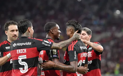 
          Imagem ilustrativa da imagem Flamengo vence o Vitória, recupera a confiança e diminui diferença para o Palmeiras
          