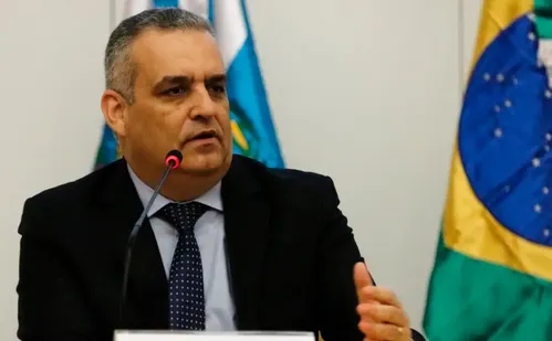 
          Imagem ilustrativa da imagem Flávio Bolsonaro anuncia Alfredo Gaspar como vice na disputa à Presidência
          