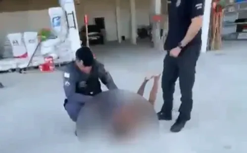 
          Imagem ilustrativa da imagem Foragido com três mandados de prisão pula de prédio, fratura os dois pés e é preso
          