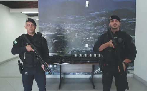 
          Imagem ilustrativa da imagem Guarda de Cariacica recebe 50 novas armas e 13 mil munições
          