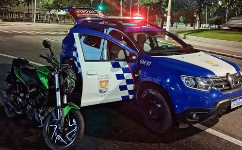 
          Imagem ilustrativa da imagem Homem é detido após ser flagrado conduzindo moto furtada em Vitória
          