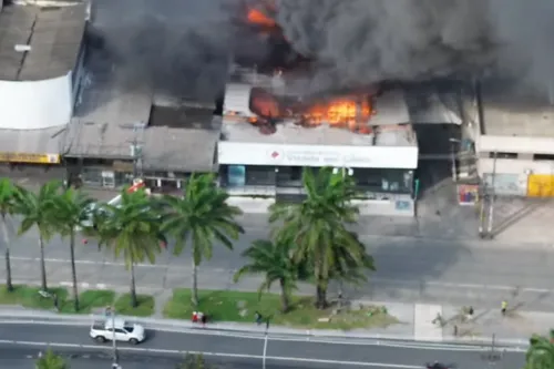 
          Imagem ilustrativa da imagem Incêndio atinge igreja  na Avenida Caxangá
          