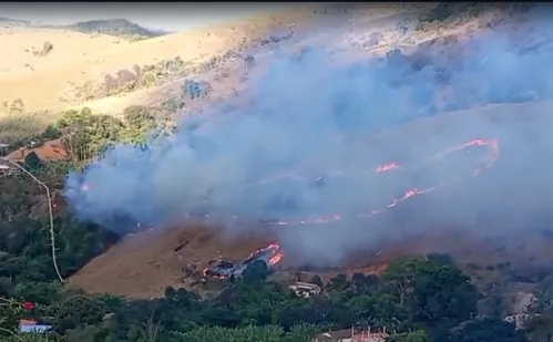 
          Imagem ilustrativa da imagem Incêndio atinge região de mata em Cariacica
          