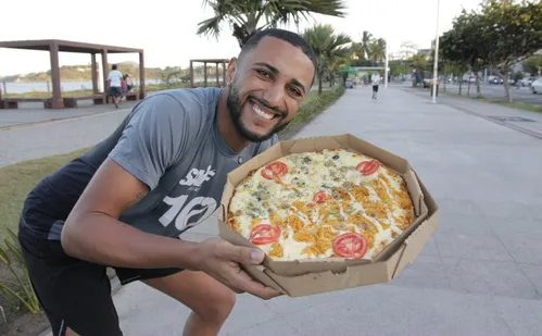 
          Imagem ilustrativa da imagem Influencer baiano distribui pizza  na orla da Camburi
          