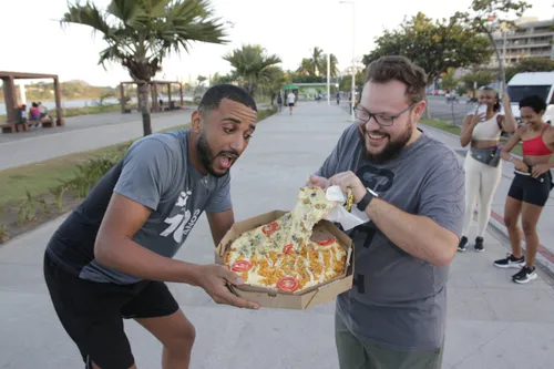 
          Imagem ilustrativa da imagem Influencer baiano distribui pizza  na orla da Camburi
          