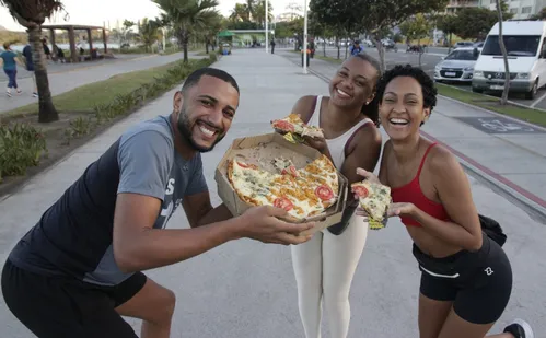 
          Imagem ilustrativa da imagem Influencer baiano distribui pizza  na orla da Camburi
          