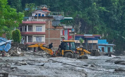 
          Imagem ilustrativa da imagem Inundações entre Nepal e Tibete matam ao menos 95, e há quase 400 desaparecidos
          