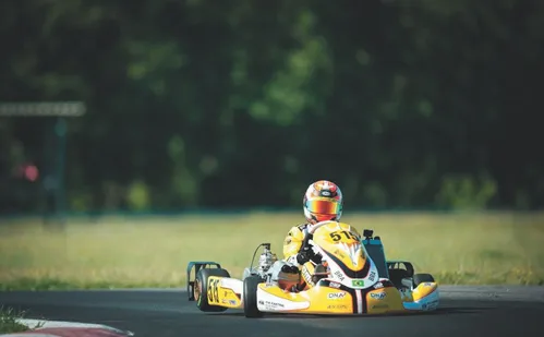 
          Imagem ilustrativa da imagem Jovem piloto capixaba encara maratona no kart
          