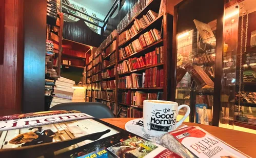 
          Imagem ilustrativa da imagem “Livraria misteriosa” no centro de Vitória reabre com mais de 40 mil livros
          