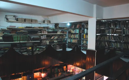 
          Imagem ilustrativa da imagem “Livraria misteriosa” no centro de Vitória reabre com mais de 40 mil livros
          