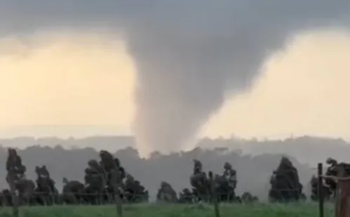 
          Imagem ilustrativa da imagem Moradores registram tornado em área rural do Paraná
          