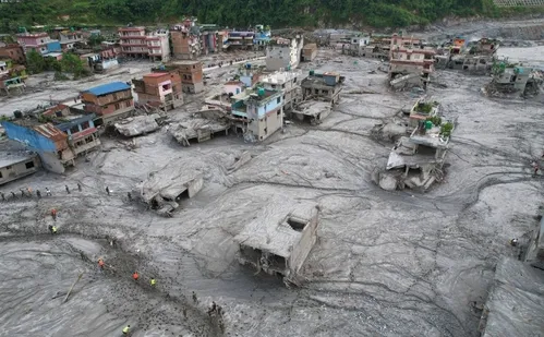 
          Imagem ilustrativa da imagem Mortes no Nepal e na China chegam a quase 800; autoridades fazem alertas
          