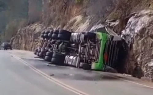 
          Imagem ilustrativa da imagem Motorista sofre queimaduras após carreta com ácido sulfúrico tombar na ES-248
          