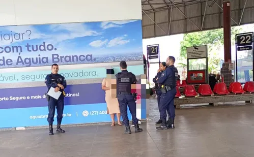 
          Imagem ilustrativa da imagem Mulher condenada a 9 anos de prisão é detida na Rodoviária de Vitória
          