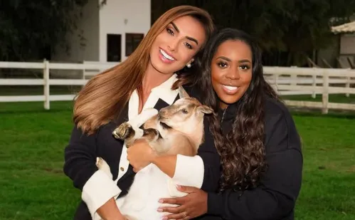 
          Imagem ilustrativa da imagem Nicole Bahls batiza cabrito de Vini Jr. e recebe mãe do jogador
          