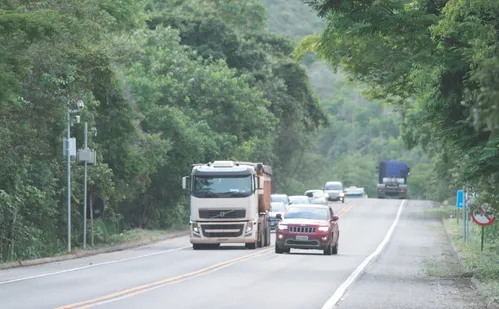 
          Imagem ilustrativa da imagem Oito empresas disputam contratos de R$ 164,8 milhões da BR-262 no ES
          