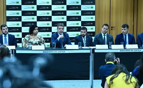 
          Imagem ilustrativa da imagem Operação Lívia combate rede que induzia jovens a suicídio na internet
          