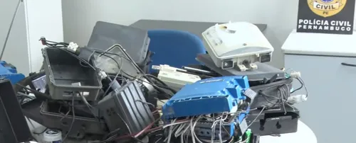 
          Imagem ilustrativa da imagem Operação policial mira câmeras e Wi-Fi clandestinos usados por tráfico em Olinda
          