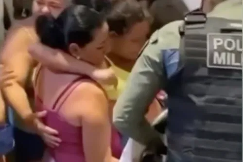 
          Imagem ilustrativa da imagem PMs e vizinhos salvam bebê em parto de emergência no Recife
          
