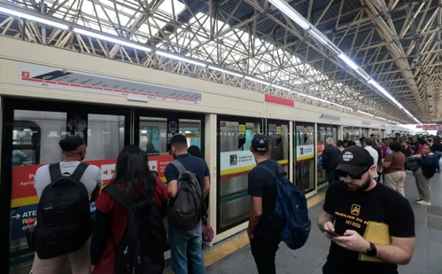 
          Imagem ilustrativa da imagem Passageiros enfrentam lotação e trânsito trava vias durante greve de trens em SP
          