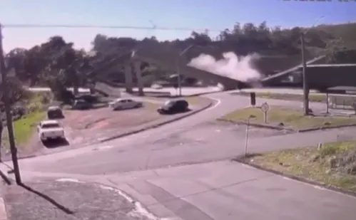 
          Imagem ilustrativa da imagem Passarela desaba após ser atingida por caminhão e deixa 2 mortos em SP
          