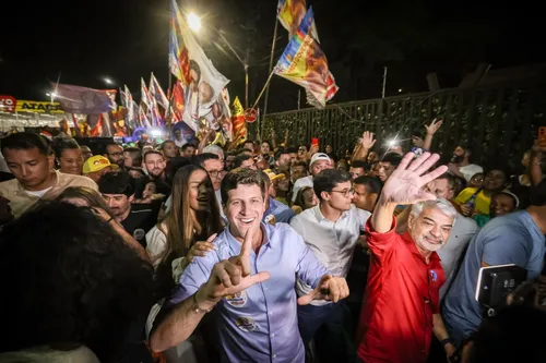 
          Imagem ilustrativa da imagem "Pode deixar que eu sei resolver", diz João Campos em caminhada
          