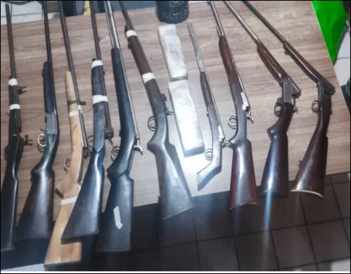
          Imagem ilustrativa da imagem Polícia Militar apreende drogas e arsenal de espingardas na zona rural de Agrestina
          