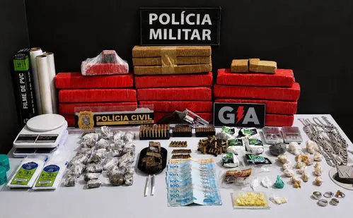 
          Imagem ilustrativa da imagem Polícia apreende mais de 15 kg de drogas, arma e munições em Ecoporanga
          