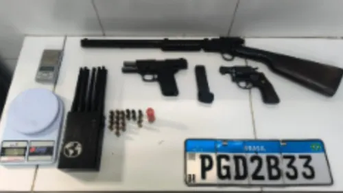 
          Imagem ilustrativa da imagem Polícia militar apreende armas e bloqueador de sinal GPS em Olinda
          
