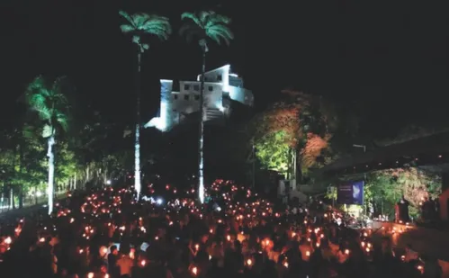 
          Imagem ilustrativa da imagem Procissão luminosa marca Perdão de Assis no Convento da Penha
          