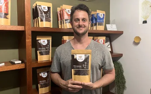
          Imagem ilustrativa da imagem Produtor abre fábrica de chocolate e é premiado no Espírito Santo
          