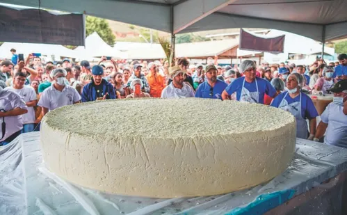 
          Imagem ilustrativa da imagem Queijo de 1,5 tonelada é atração em festa rural no Caparaó
          