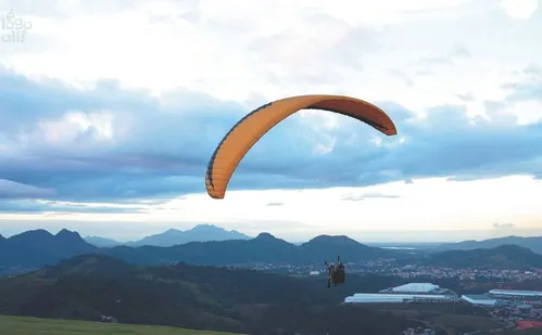 
          Imagem ilustrativa da imagem Rampa em Viana atrai turistas para voos de parapente a 300 metros de altura
          