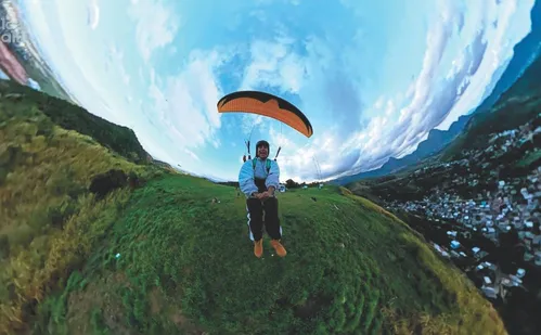 
          Imagem ilustrativa da imagem Rampa em Viana atrai turistas para voos de parapente a 300 metros de altura
          