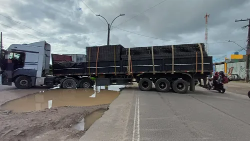 
          Imagem ilustrativa da imagem Recife: BR-101 tem trânsito afetado por carreta atravessada e colisão entre motos
          