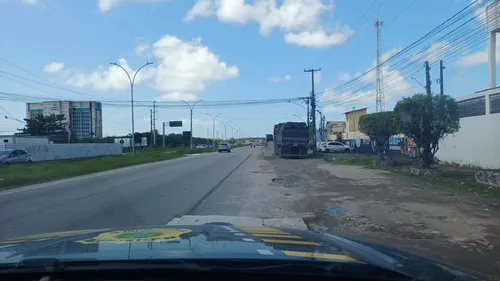 
          Imagem ilustrativa da imagem Recife: BR-101 tem trânsito afetado por carreta atravessada e colisão entre motos
          