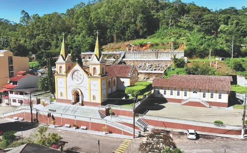 
          Imagem ilustrativa da imagem Refúgio nas montanhas do ES atrai turistas de todo o País
          