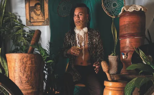 
          Imagem ilustrativa da imagem Romantismo suingado e delicioso no primeiro álbum de Brunu Chico
          