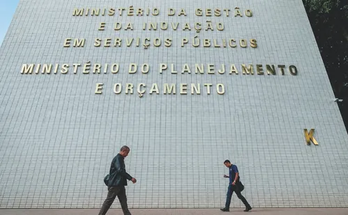 
          Imagem ilustrativa da imagem Servidores federais exigem criação de auxílio para aposentados
          