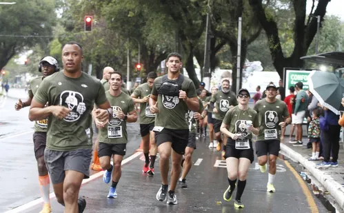 
          Imagem ilustrativa da imagem Sob chuva, Corrida do Soldado reúne 3 mil pessoas em Vitória
          