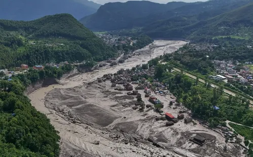 
          Imagem ilustrativa da imagem Socorristas buscam 1.300 desaparecidos no Nepal e Tibete; número de mortos é de 362
          