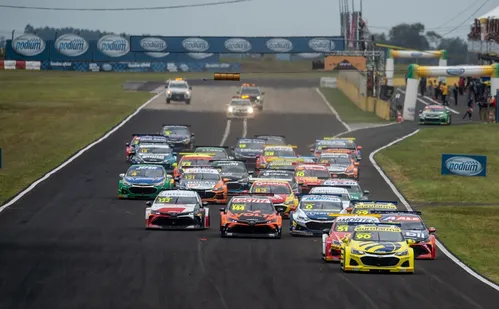 
          Imagem ilustrativa da imagem Stock Car supera temporal e acelera no Sul
          