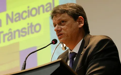 
          Imagem ilustrativa da imagem Tarcísio declara R$ 2,7 milhões em bens ao registrar candidatura à reeleição em SP
          
