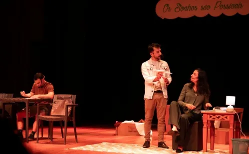 
          Imagem ilustrativa da imagem Teatro com lições de educação financeira incentiva alunos a realizar sonhos
          