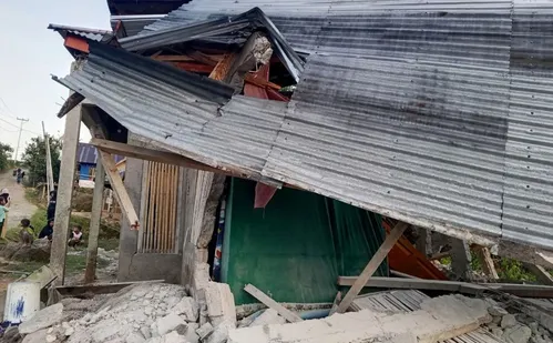 
          Imagem ilustrativa da imagem Terremoto de 7,7 deixa ao menos 47 mortos na Indonésia
          