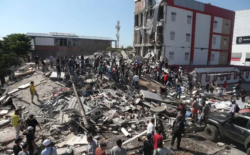 
          Imagem ilustrativa da imagem Terremoto de grande magnitude na Colômbia derruba prédios e mata dezenas
          