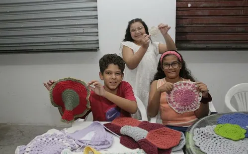 
          Imagem ilustrativa da imagem Tradição do crochê atrai os mais jovens
          